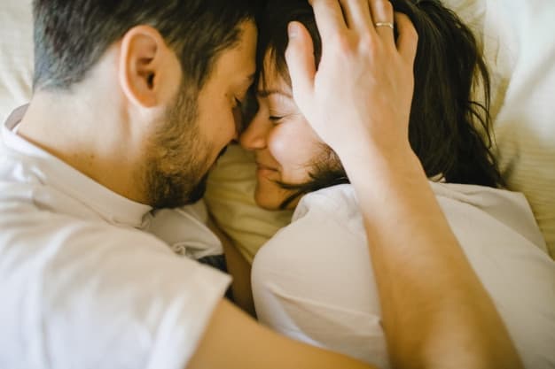 Selain Tambah Mesra, Ini Manfaat Bercinta di Pagi Hari