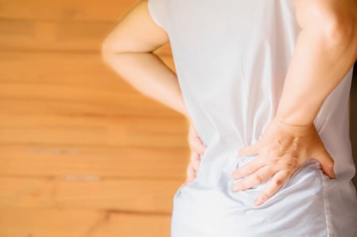 8 Cara Mengatasi Sakit Pinggang yang Efektif dan Ampuh