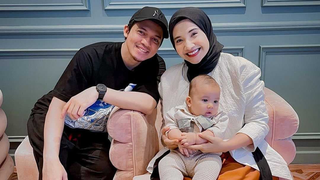Potret Pasangan Zaskia Sungkar dan Irwansyah saat Mengasuh Anak