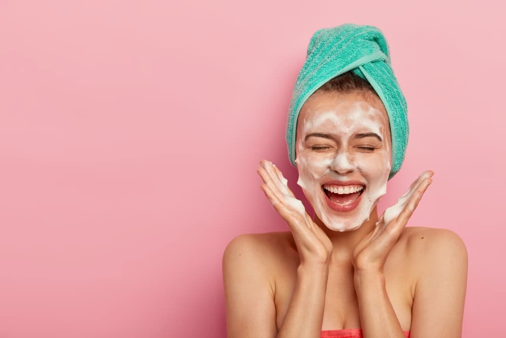 Bikin Kulit Wajah Glowing, Ini Manfaat Lengkap Double Cleansing