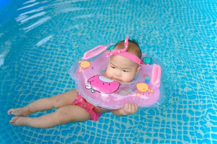 Jangan Pakaikan Bayi Pelampung Leher saat Berenang, Ini Bahayanya
