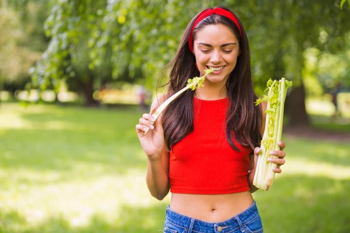 7 Makanan dan Minuman yang Ampuh untuk Hilangkan Bau Mulut