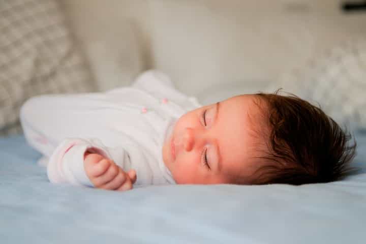 Begini Posisi Tidur yang Benar untuk Bayi Setelah Menyusu