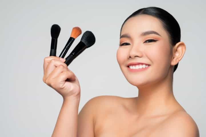 Cara Membersihkan Kuas Makeup yang Benar
