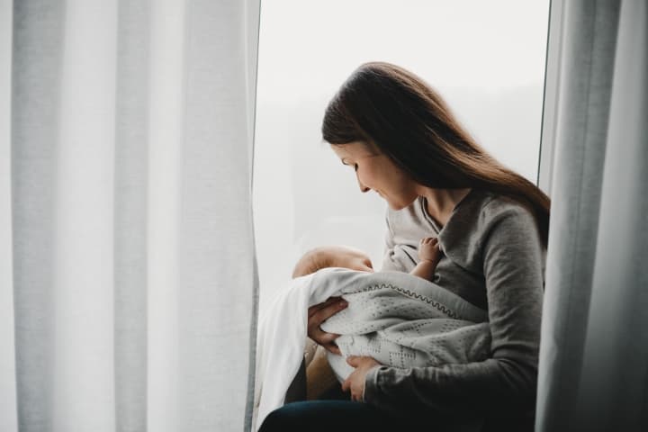 Amankah Menyusui saat Hamil? Ini yang Perlu Anda Perhatikan, Moms!