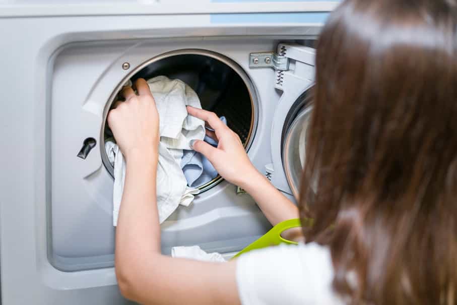 6 Cara Ampuh Membersihkan Noda pada Baju Putih