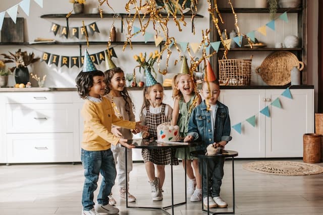 10 Ide Dekorasi Background Ulang Tahun Anak Sederhana untuk Pesta di Rumah