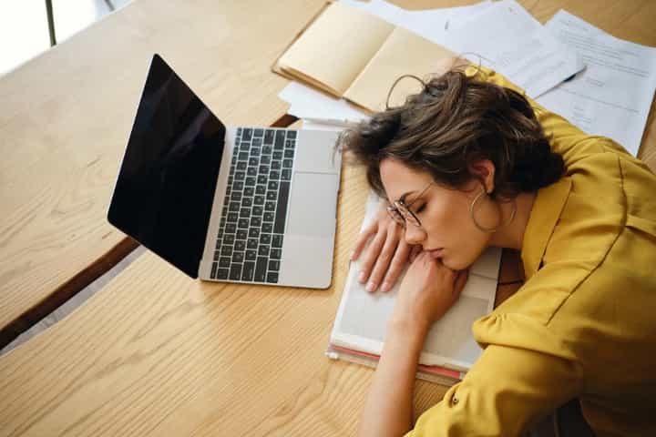 7 Manfaat Tidur Siang untuk Orang Dewasa