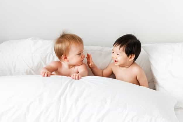 7 Cara Mudah Menstimulasi Bayi untuk Bisa Lancar Berbicara