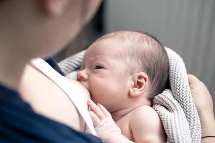 Penting! Ini Cara Mengatasi Bayi yang Tersedak ASI