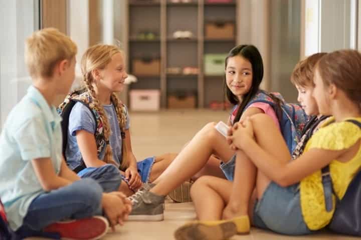Moms, Lakukan Ini saat Anak Punya Teman yang Membawa Pengaruh Buruk