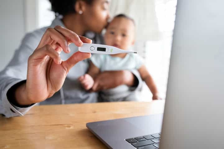 Bayi Sakit, Kapan Harus Dibawa ke Dokter dan Kapan Cukup di Rumah Saja?