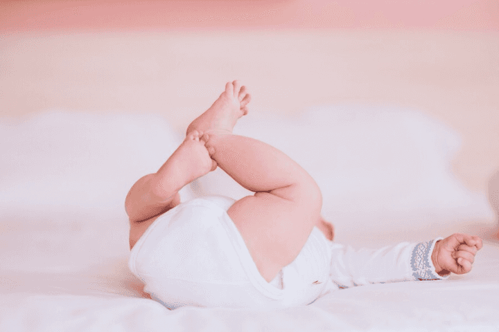 BAB Bayi Berlendir? Waspadai 7 Penyebab Berikut Ini, Moms!