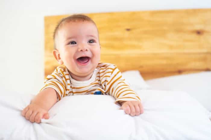 6 Ciri Perkembangan Bayi 7 Bulan dan Cara Tepat Menstimulasi Tumbuh Kembangnya