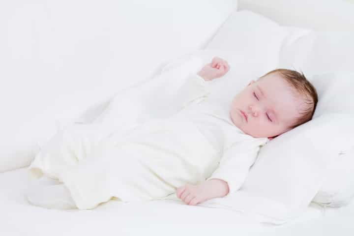 Ini Manfaat dan Risiko Bayi Tidur dengan Bantal Bayi