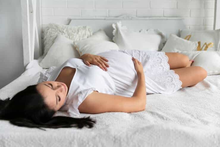 Perut Terasa Kencang saat Hamil? Ini Penyebabnya, Moms