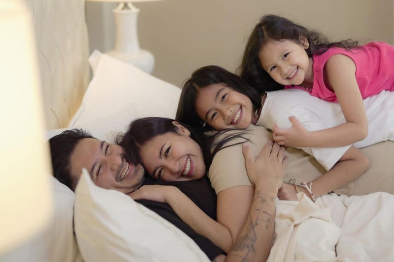 Potret Harmonis Keluarga Ryan Delon dan Sharena Gunawan