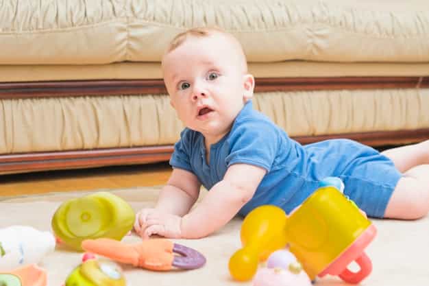 Waspadai 7 Penyebab Bayi Terlambat Merangkak, Moms!