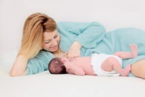 Bayi Suka Menendang-nendang saat Menyusu? Ini Alasannya